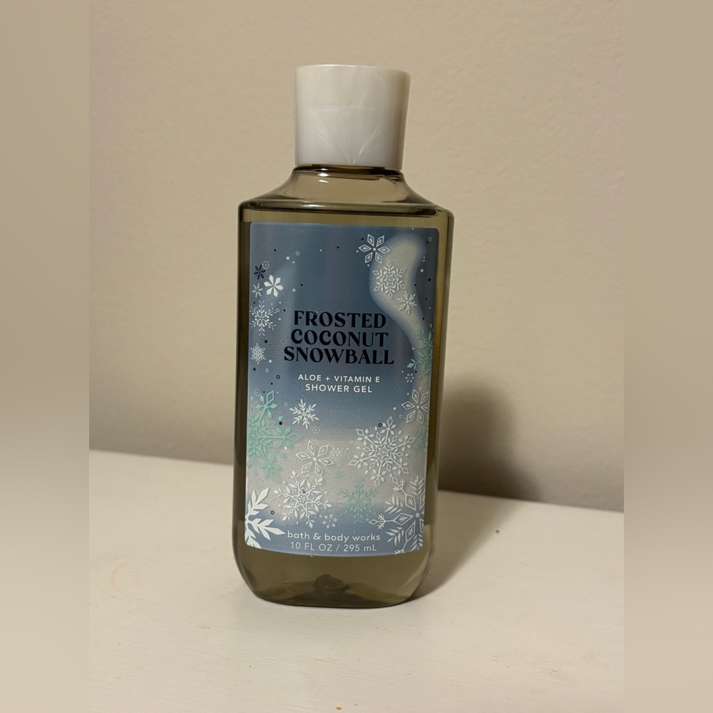 Bath & Body Works Frosted Coconut Snowball Aloe Shower Gel - New
